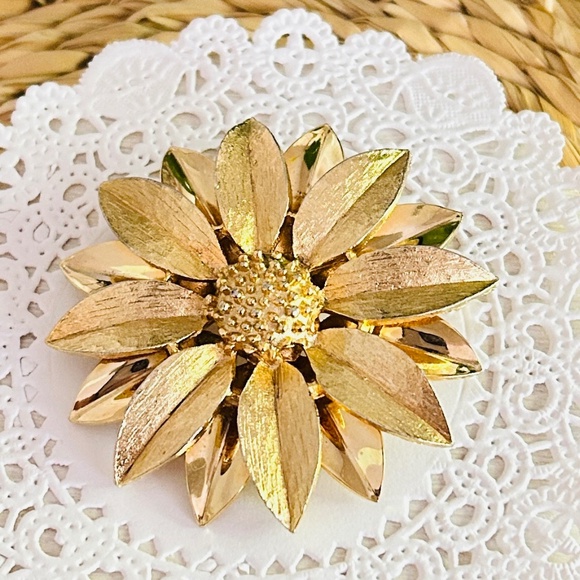 Vintage Sarah Coventry Brushed Gold Tone Satin Petals Pin/Brooch - Picture 5 of 10